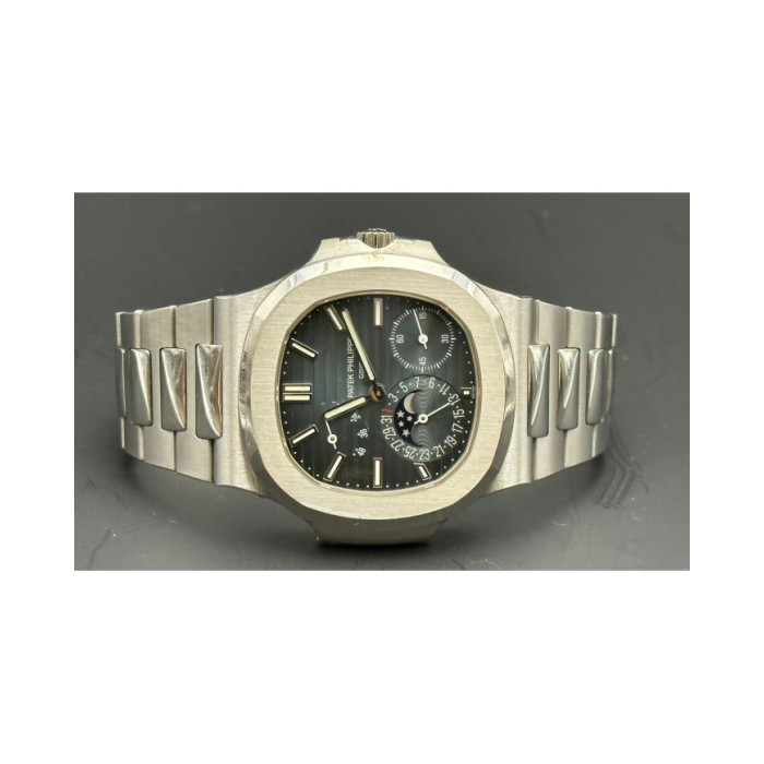 Patek Philippe Nautilus Réf 5712 Full Set 2015 with stickers, Accueil, With its octagonal bezel with softened angles, its case c