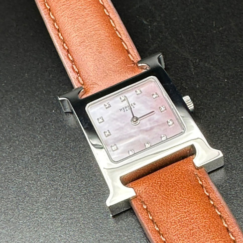 Hermès Heure H mini modèle Ref HH1.210 Cadran Nacre Rose et diamants